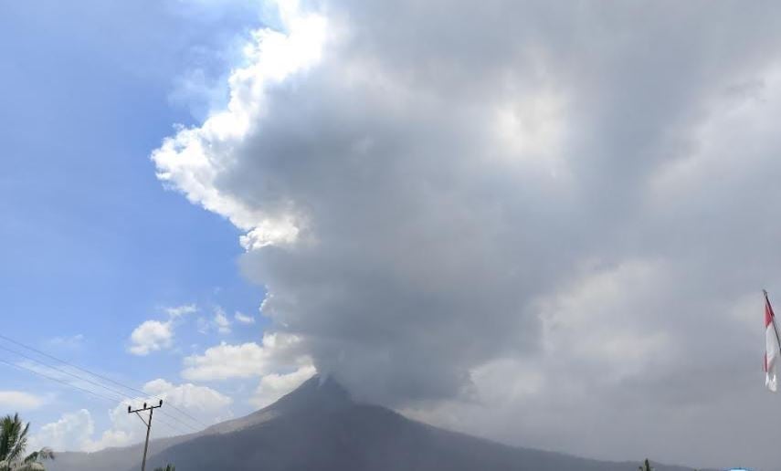 Gunung Lewotobi Laki-laki Kembali Erupsi Hari Ini, Muntahkan Abu Vulkanis 1.000 Meter