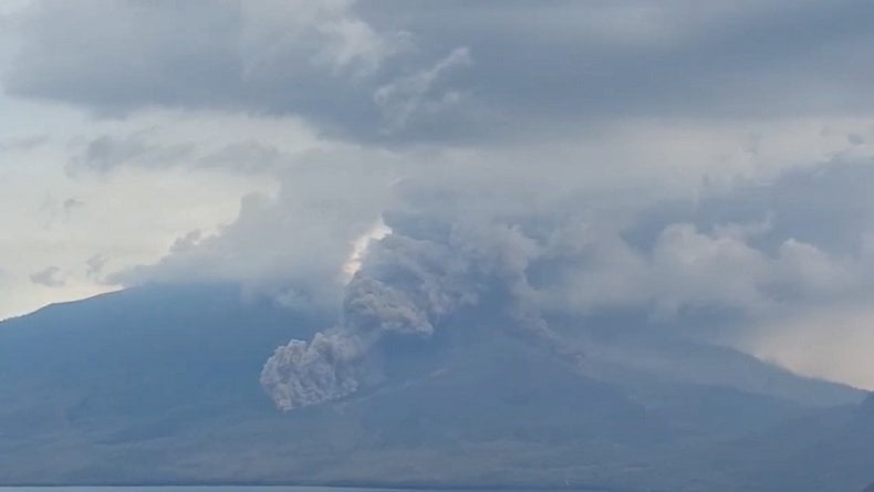 Gunung Lewotobi Laki-Laki Meletus Dahsyat, Suasana Gelap