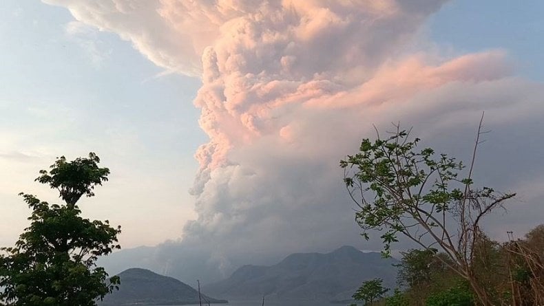 Erupsi Gunung Lewotobi Laki-Laki Hari Ini, Tinggi Letusan 9 Km Disertai Gemuruh Besar