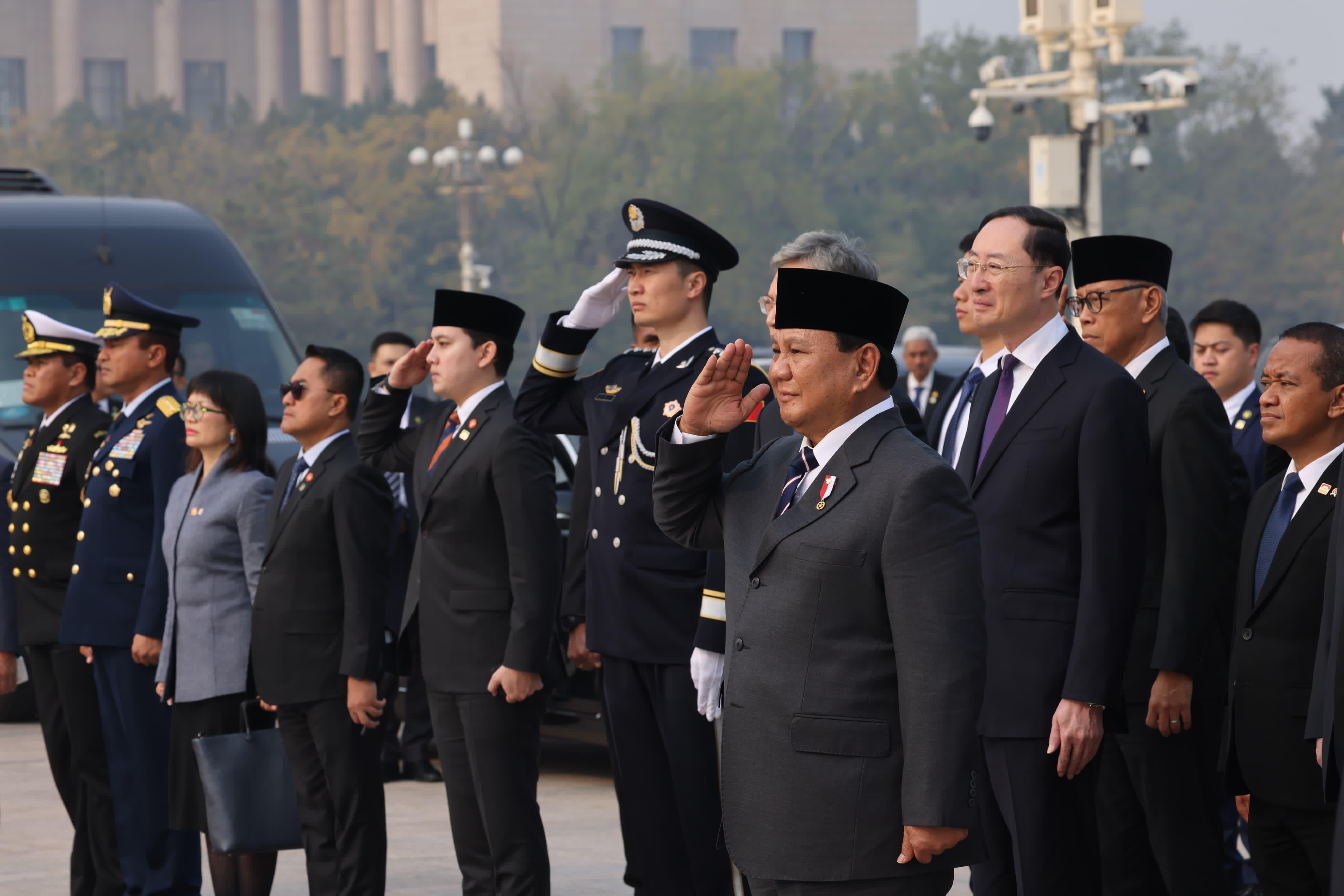 Momen Prabowo Letakkan Karangan Bunga di Tiananmen Square Beijing