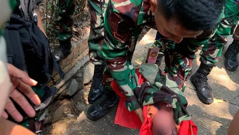 Aksi Humanis Prajurit Kostrad Selamatkan Bayi yang Diduga Dibuang di Depok