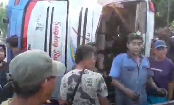 Bus Terguling usai Hindari Kendaraan di Sidoarjo, Belasan Penumpang Luka-Luka