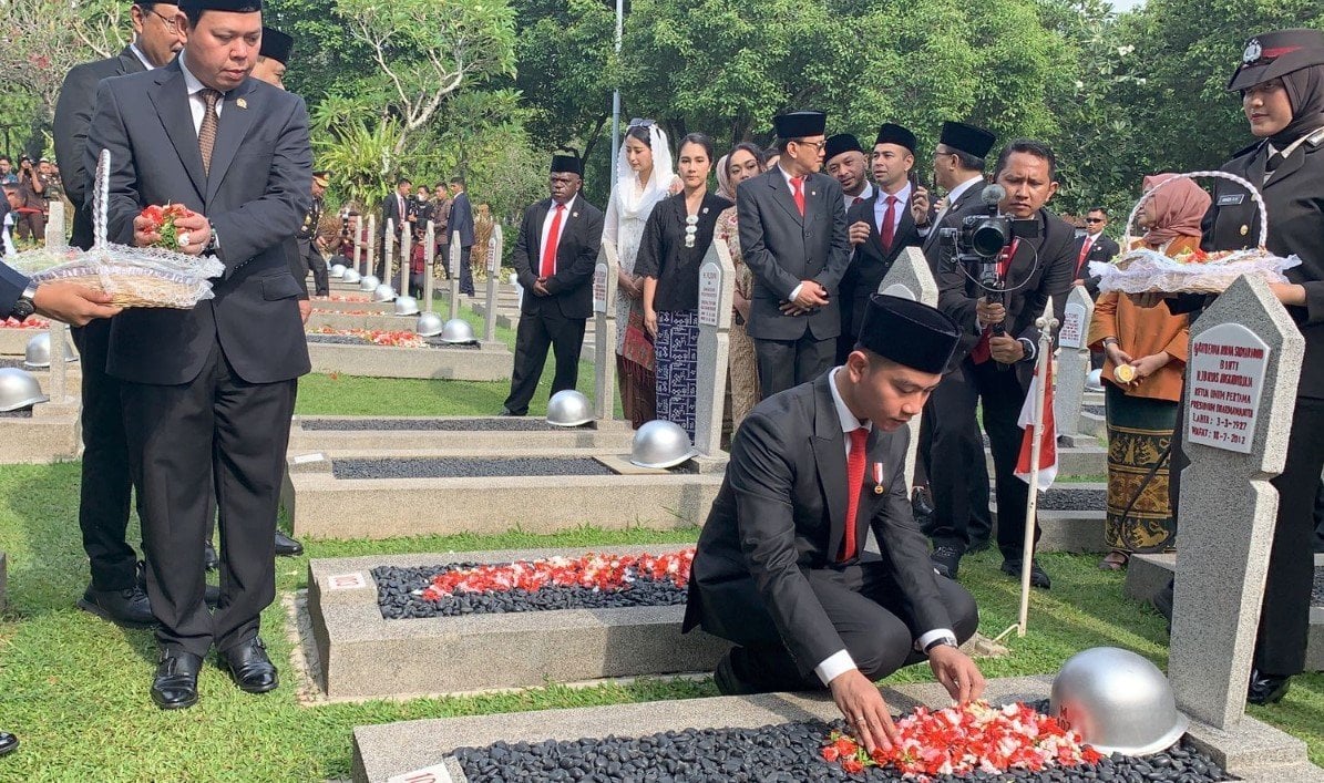 Momen Wapres Gibran Tabur Bunga di Makam BJ Habibie hingga Ani Yudhoyono 