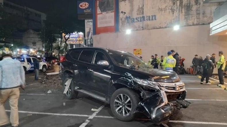 Kecelakaan di Bandung, Pajero Hilang Kendali Tabrak Gerobak PKL 1 Orang Luka Berat