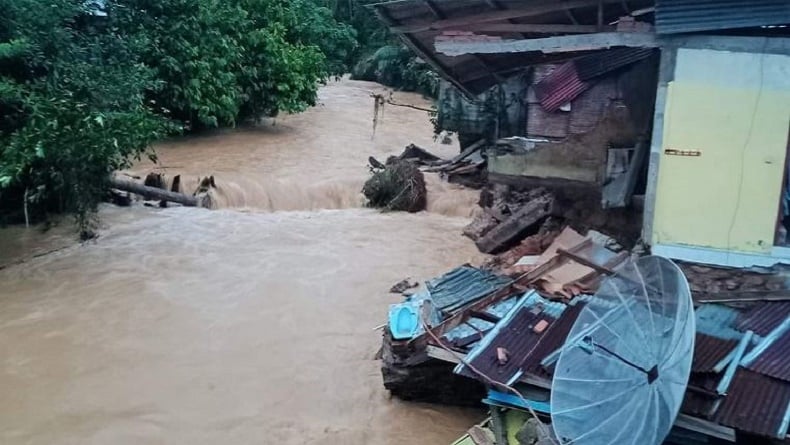 Banjir Bandang Terjang 5 Desa di Sijunjung, Permukiman Warga Porak-poranda