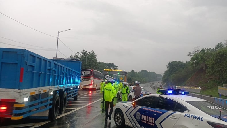 Olah TKP Kecelakaan Beruntun di Tol Cipularang, Arus Lalu Lintas Dialihkan