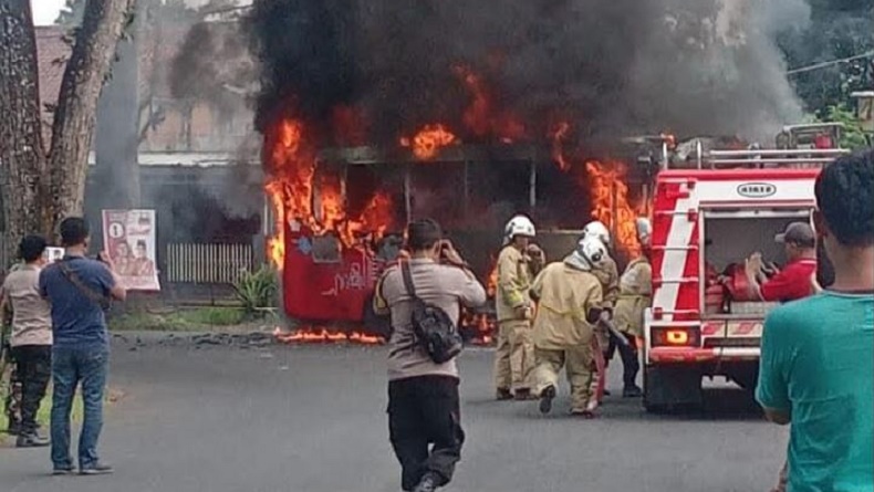 Heboh! Kebakaran Bus Trans Semarang di Depan RS Cepoko, Api Berkobar Besar