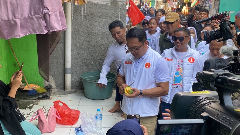 Momen Ridwan Kamil Ngerujak bareng Warga hingga saling Suap Buah Mangga