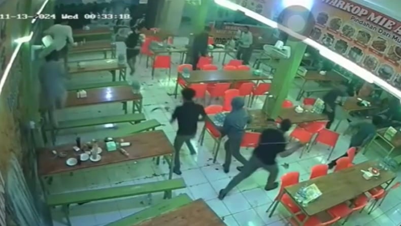 Brutal, Video Viral Kelompok Pemuda Bersajam Serang Pengunjung Warkop di Deliserdang