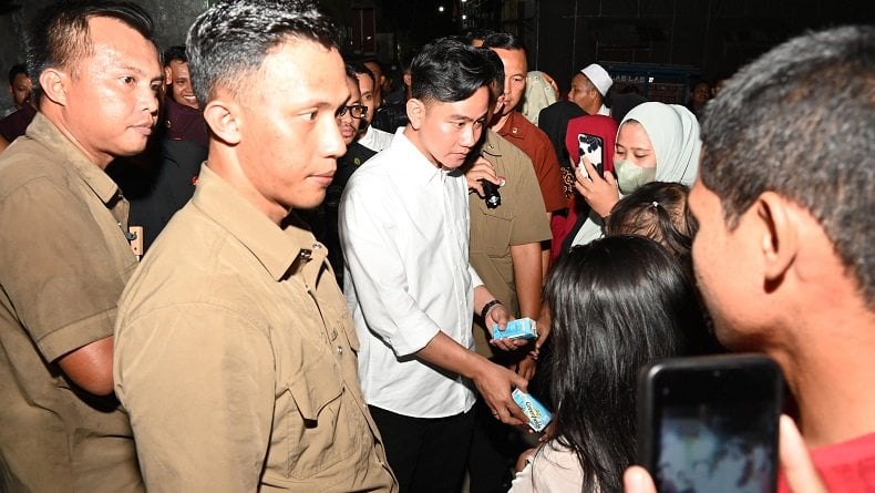 Gibran Kembali Blusukan, Bagi-bagi Susu ke Warga di Makassar