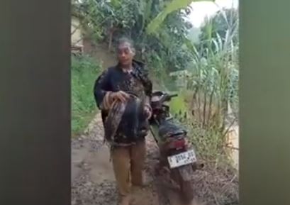 Viral 2 Guru SD di Lebak Mandi Lumpur usai Jatuh dari Motor saat Lewati Longsor