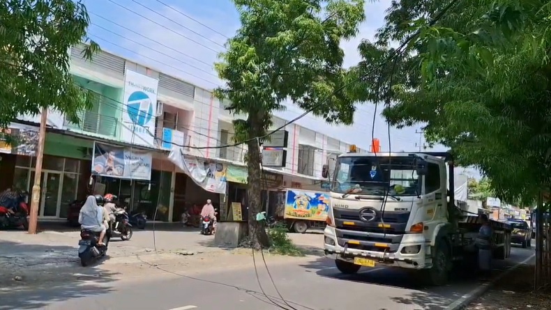 Kabel Bertegangan Tinggi Putus Tersangkut Truk Kontainer di Jember, Listrik Padam