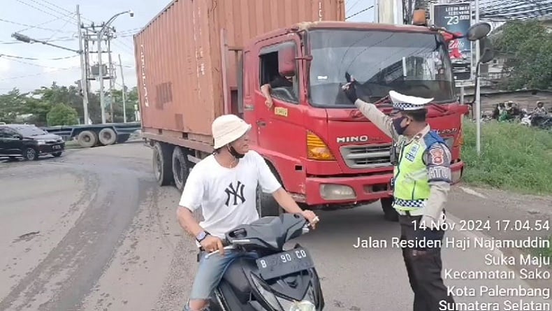 Kronologi Pria Mengaku Mantan Brimob Pukul Polisi di Palembang, Tak Terima Ditegur