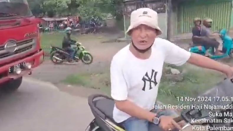 Video Viral Pria Ngaku Mantan Brimob Pukul Polantas di Palembang hingga Lebam