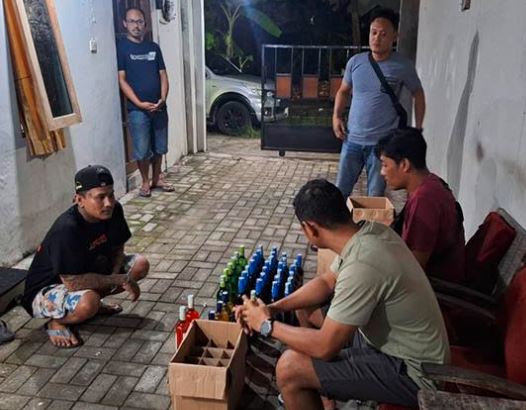 Polisi Bongkar Peredaran Miras Modus COD di Kulonprogo, Sita Ratusan Botol Miras