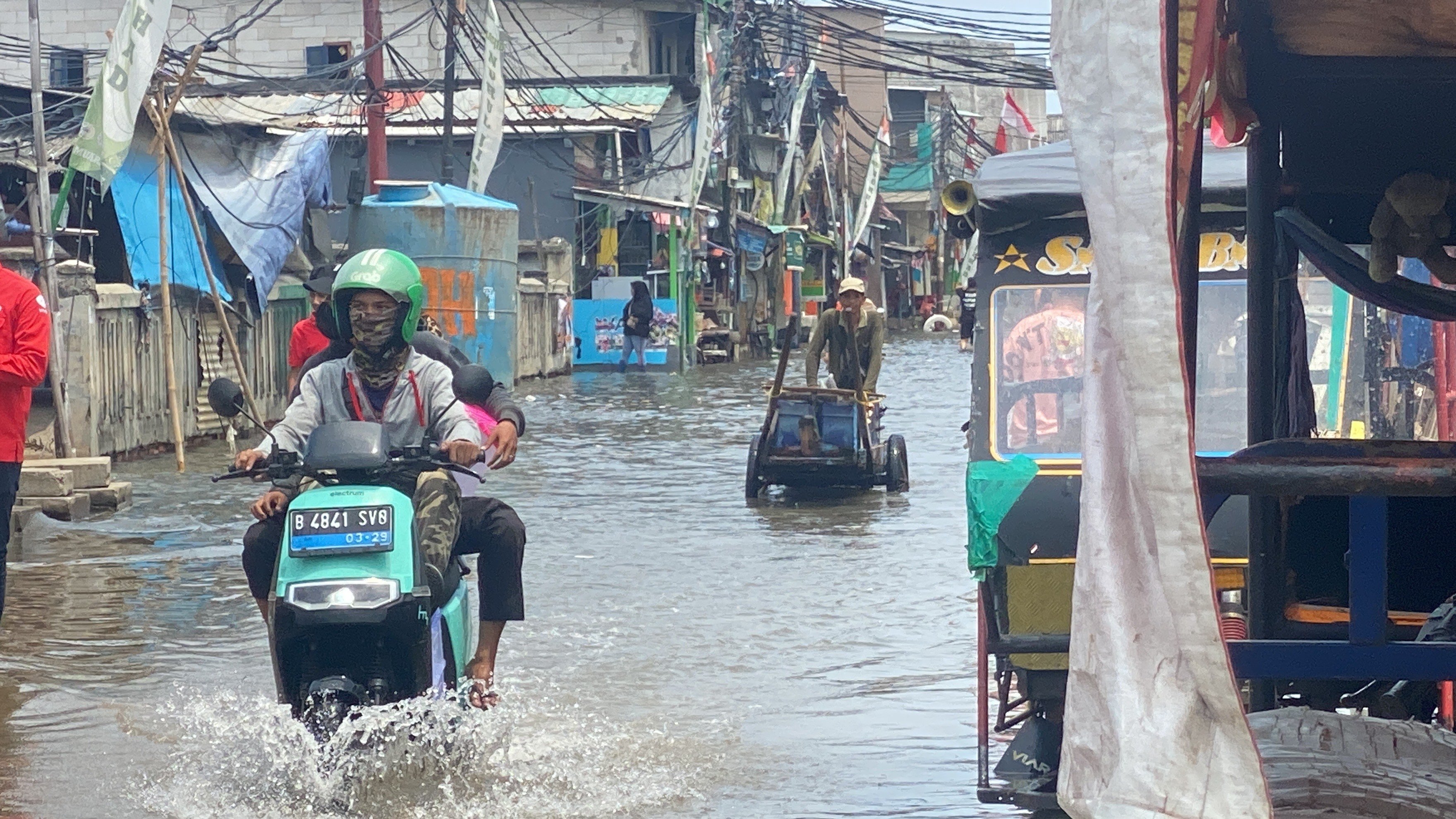 Warga Muara Angke Jakut Terdampak Banjir Rob, Butuh Air Bersih dan Obat-obatan