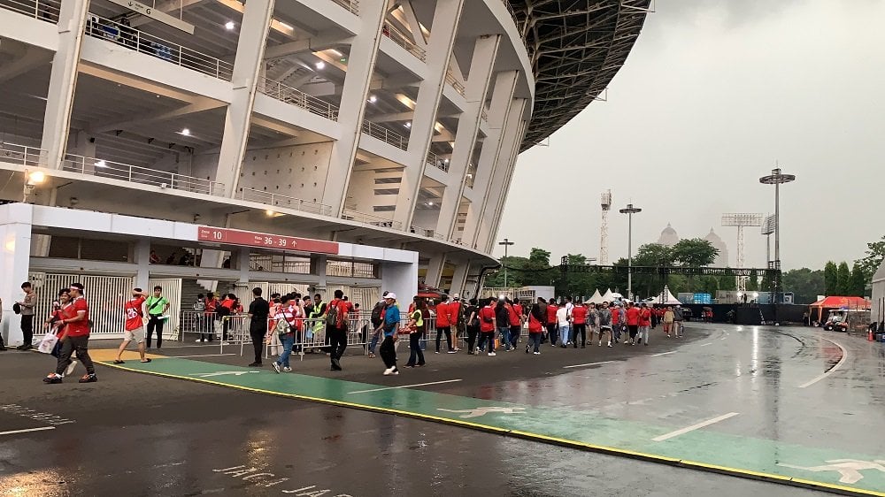 Jelang Vs Arab Saudi, Semangat Fans Garuda Tetap Membara meski SUGBK Diguyur Hujan Deras