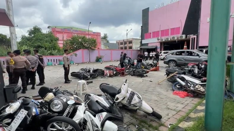 Penampakan Puluhan Kendaraan Rusak akibat Bentrokan Ormas di Pekanbaru