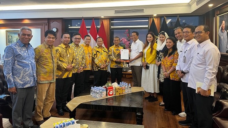 Bahlil Terima SK Kepengurusan DPP Golkar Periode 2024-2029 dari Kemenkum