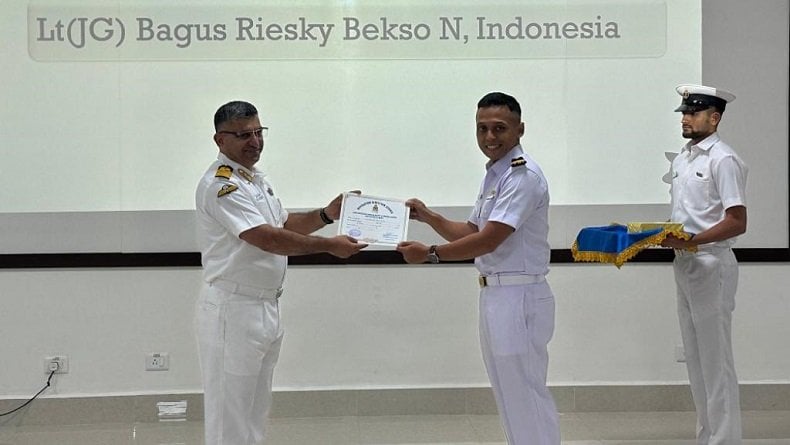 Hebat! Perwira TNI AL Jadi Lulusan Terbaik di Navigation and Direction School India