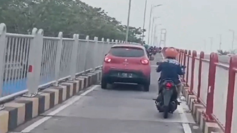 Video Viral Mobil Masuk Lajur Motor di Jembatan Suramadu, Polisi: Sudah Jelas Rambunya