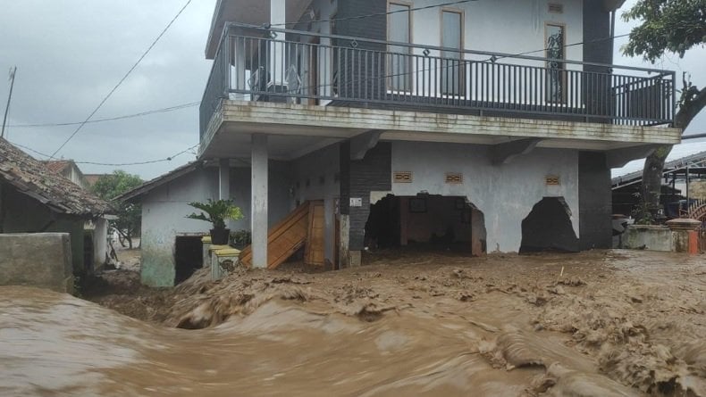 Tanggul Sungai Cisunggalah Bandung Jebol akibat Hujan Deras, Puluhan Rumah Terendam Banjir