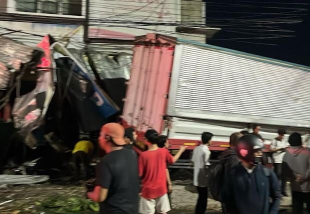 Breaking News: Kecelakaan Beruntun Truk Rem Blong di Silayur Semarang, 1 Tewas