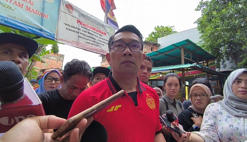 Ridwan Kamil Blusukan ke Kampung Bayam Jakut Pakai Jersey Persija