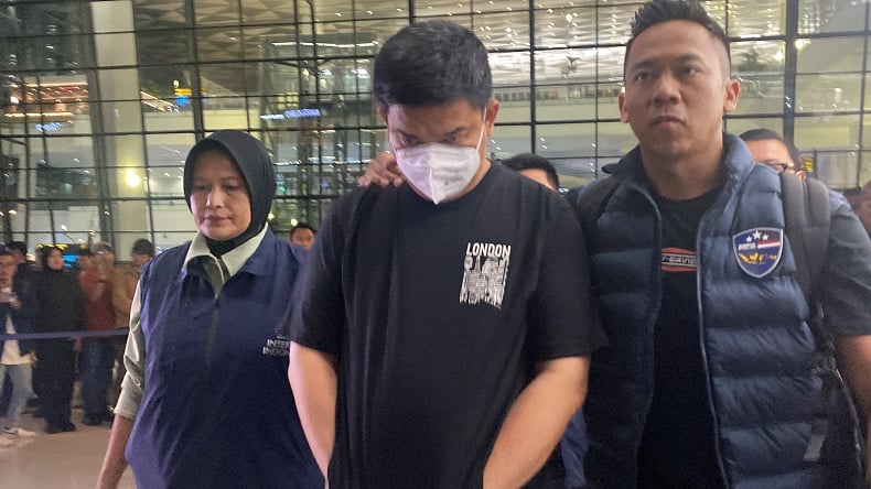 Tampang Buronan Judi Online Jaringan Filipina Tiba di Bandara Soetta