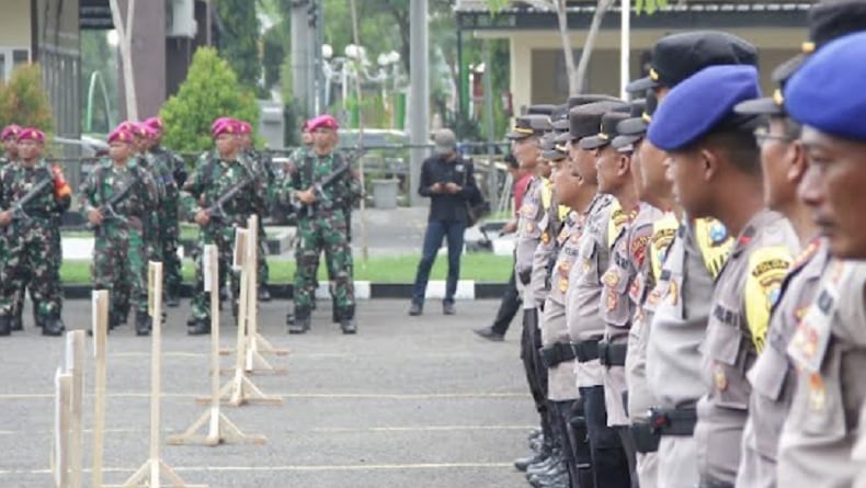 Puluhan Personel Marinir TNI AL Menginap di Polres Sampang