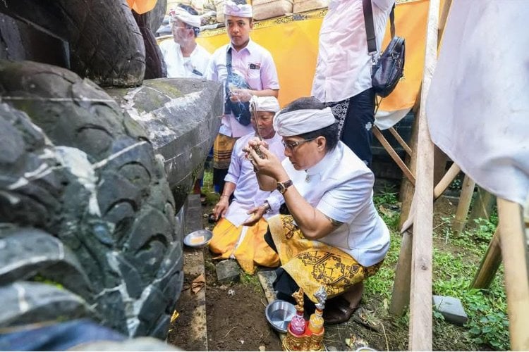 Bupati Giri Prasta Hadiri Upacara Mendem Pedagingan di Pura Puseh Buangga