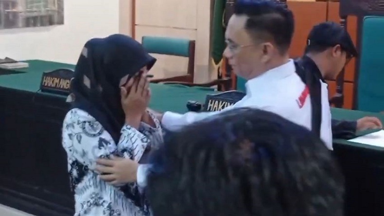 Tangis Pecah Supriyani Divonis Bebas, Kasus Guru Honorer Dituduh Aniaya Anak Polisi