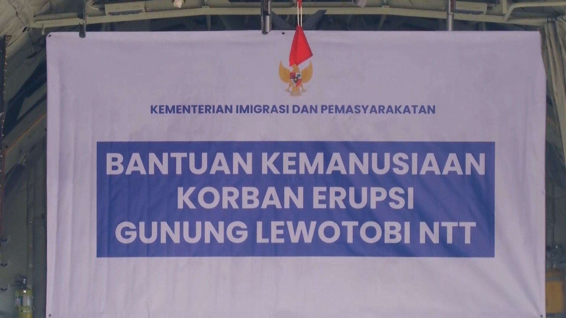 Kementerian Imigrasi dan Pemasyarakatan Serahkan Bantuan untuk Korban Erupsi Gunung Lewotobi