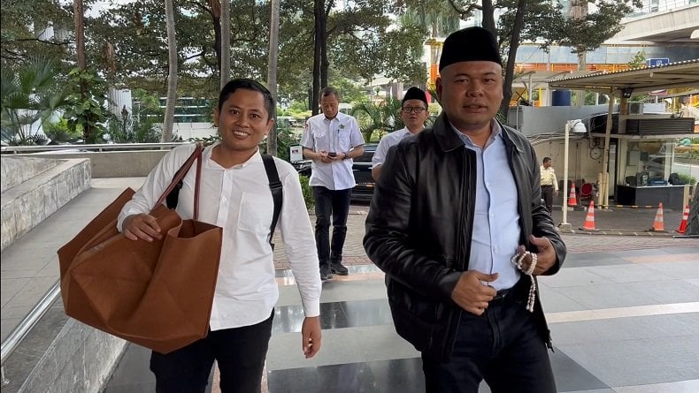 Menag Nasaruddin Serahkan Barang Diduga Gratifikasi kepada KPK