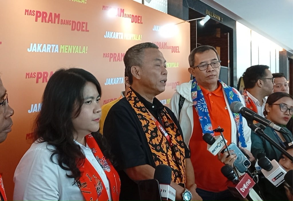 Pramono-Doel Nonton Hasil Quick Count Pilkada Jakarta 2024 Bareng Tim Pemenangan dan Relawan   