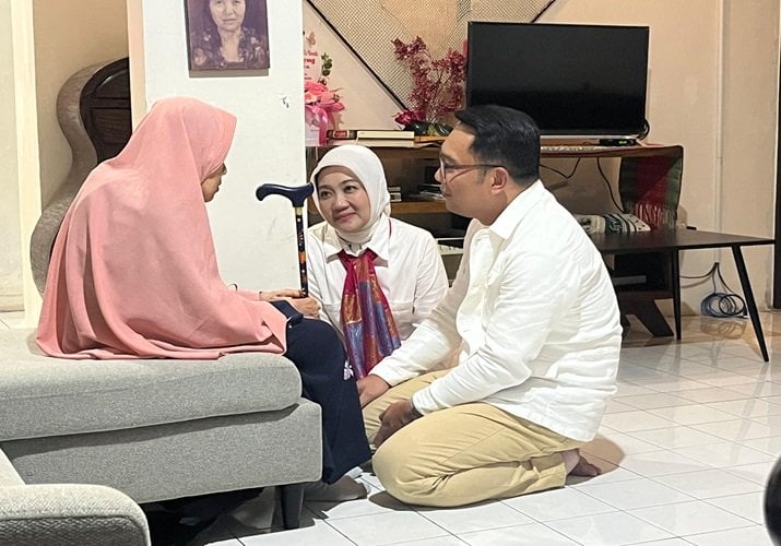 Ridwan Kamil Sungkeman dan Minta Doa Restu ke Ibu usai Nyoblos di Bandung