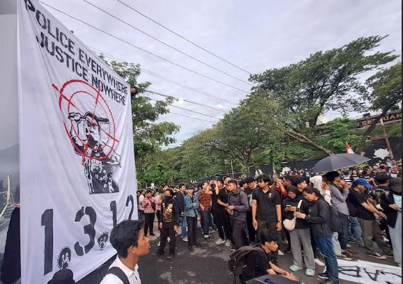 Massa Aksi Kamisan-Mahasiswa Demo Polda Jateng Desak Penembakan Siswa SMK Diusut Tuntas