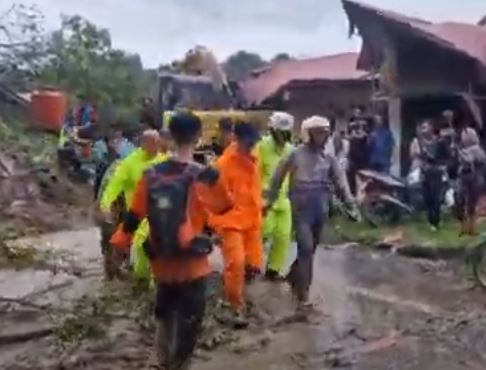 Longsor Timbun Jalan Berastagi-Medan di Sibolangit Deliserdang, 7 Tewas 23 Luka