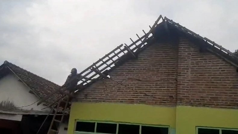 Sejumlah Rumah Warga di Sidoarjo Rusak Diterjang Angin Puting Beliung, Atap Beterbangan