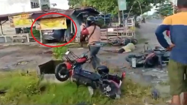 Daihatsu Sigra Tabrak Pengendara Motor dan Warung di Palangka Raya, 3 Orang Dilarikan ke RS