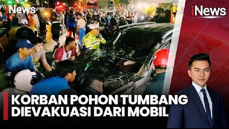 Detik-Detik Pohon Tumbang Timpa Mobil dan Motor di Malang, Suami Istri Tewas Anak Selamat