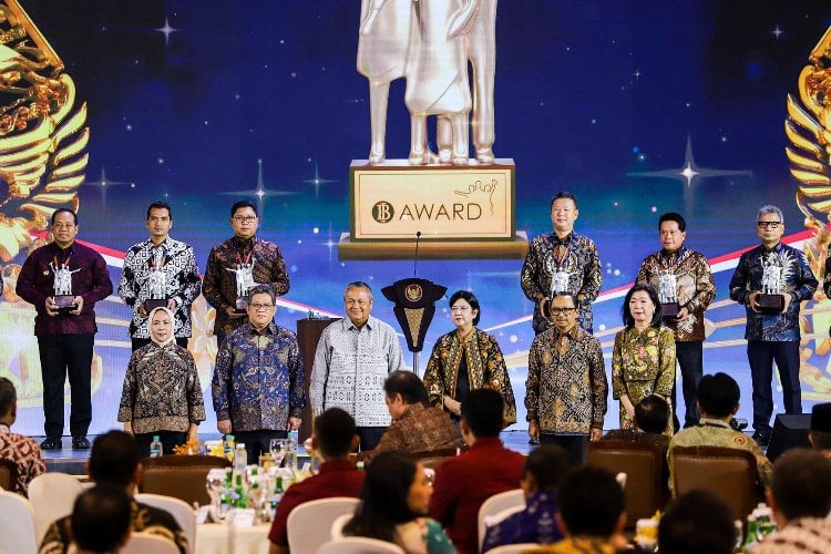 Dukung Pertumbuhan Ekonomi Inklusif, BRI Raih 2 Penghargaan Bank Indonesia Awards 2024