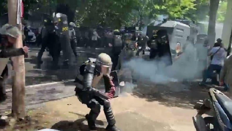 Demo di Bawaslu Kolaka Ricuh, Bibir Polisi Robek dan Gigi Goyang Terkena Lemparan Batu