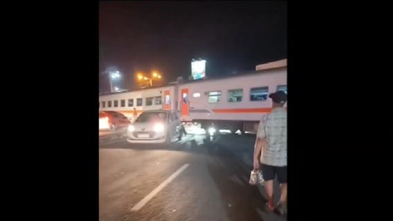 Kecelakaan Kereta Api Tabrak Minibus Terjebak Macet usai Terobos Palang Pintu di Kediri