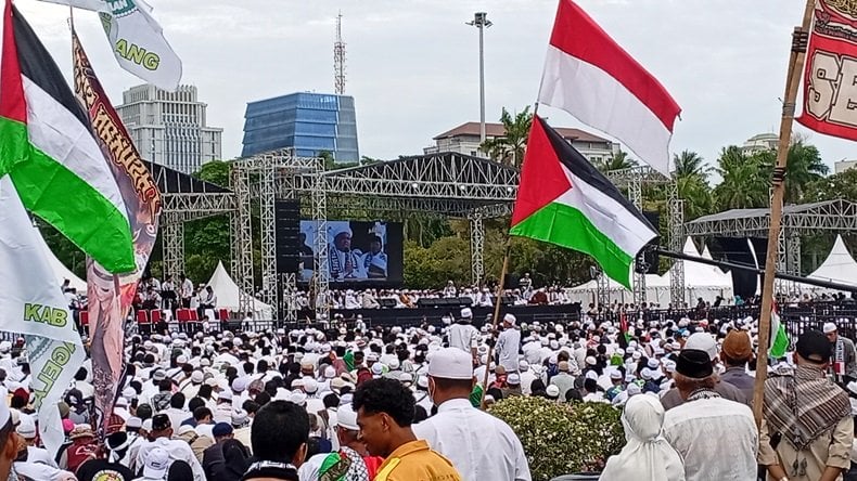 Breaking News: Jemaah Reuni 212 Padati Monas, Bawa Atribut Palestina