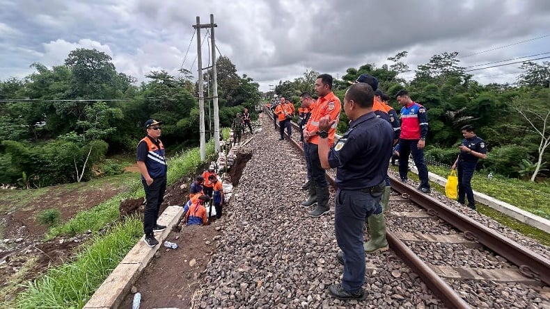 KAI Kebut Perbaikan Jalur Kereta Api Malang-Blitar usai Tertutup Banjir dan Longsor