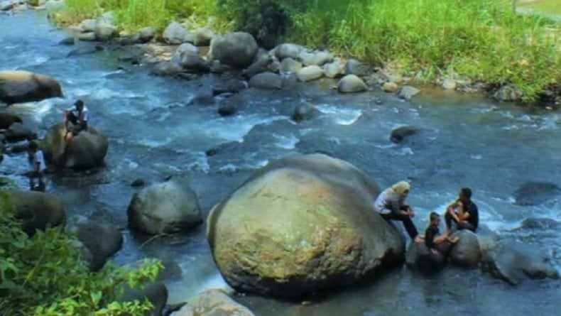 7 Tempat Wisata di Madiun, Nomor 4 Alami Suasana Hutan dan Sungai Bebatuan