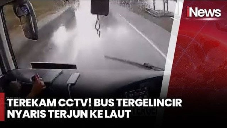 Terekam CCTV! Detik-Detik Bus Tergelincir Nyaris Tercebur ke Laut di Situbondo