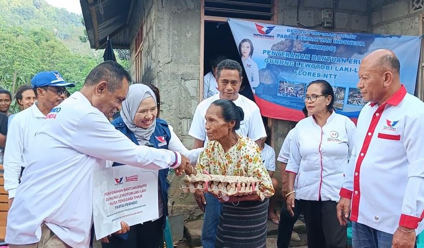 Pengungsi Erupsi Gunung Lewotobi Laki-Laki di Sikka Dapat Bantuan dari Partai Perindo