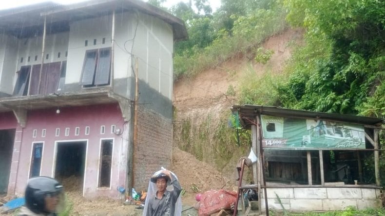 Tebing Longsor Timpa Rumah di Cianjur, Ibu dan Anak Tewas Tertimbun Posisi Berpelukan